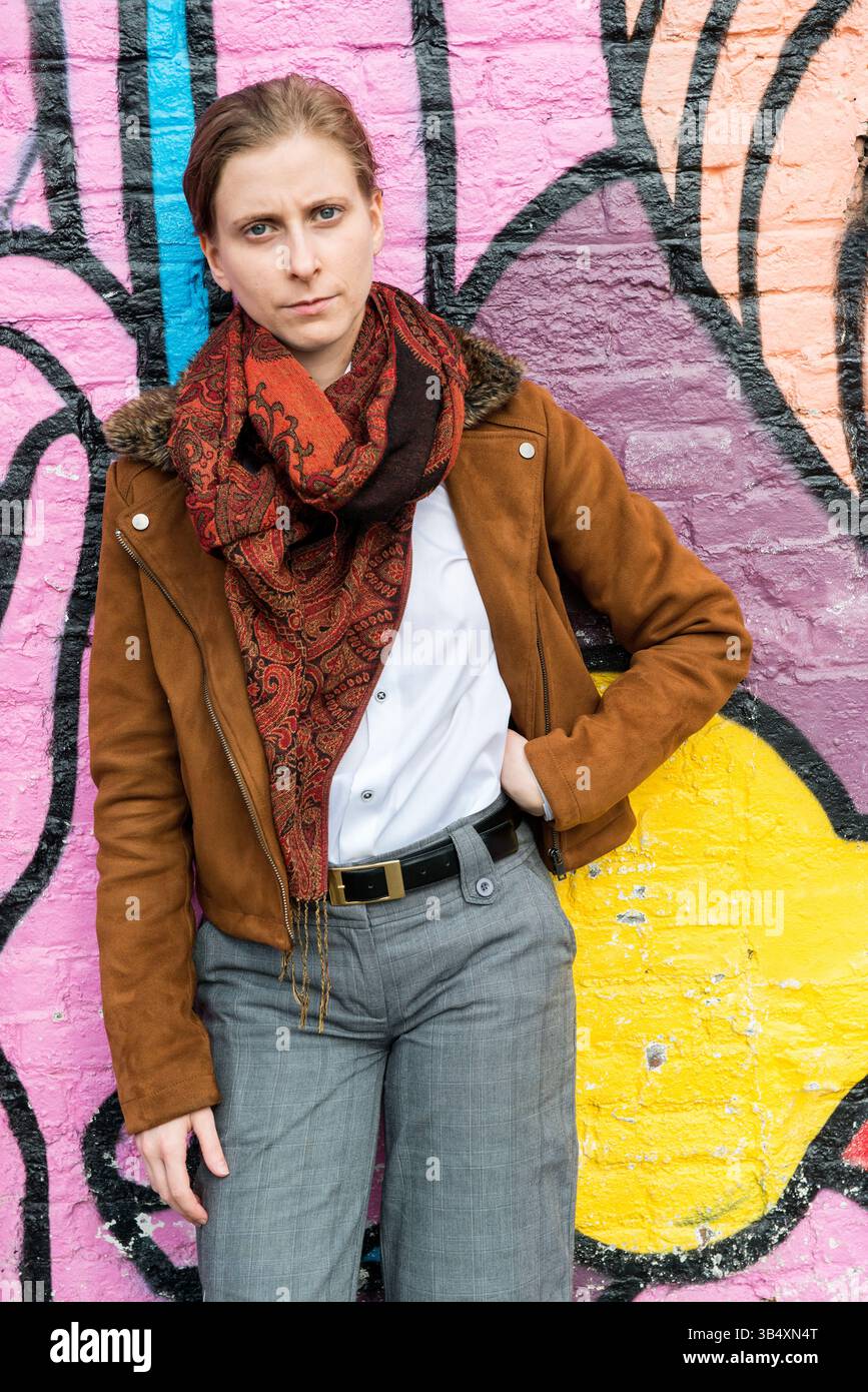 Ritratti donna di genere, che indossa la moda maschile all'interno di un ambiente industriale. Tilburg, Paesi Bassi. MR=SÌ Foto Stock