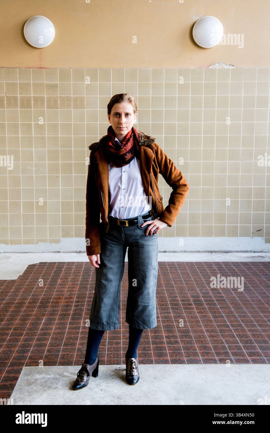 Ritratti donna di genere, che indossa la moda maschile all'interno di un ambiente industriale. Tilburg, Paesi Bassi. Foto Stock