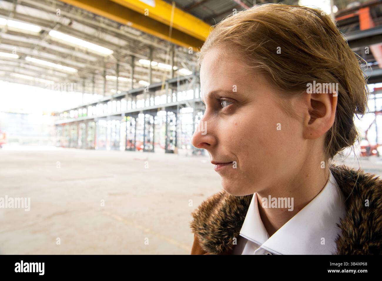 Ritratti donna di genere, che indossa la moda maschile all'interno di un ambiente industriale. Tilburg, Paesi Bassi. MR=SÌ Foto Stock
