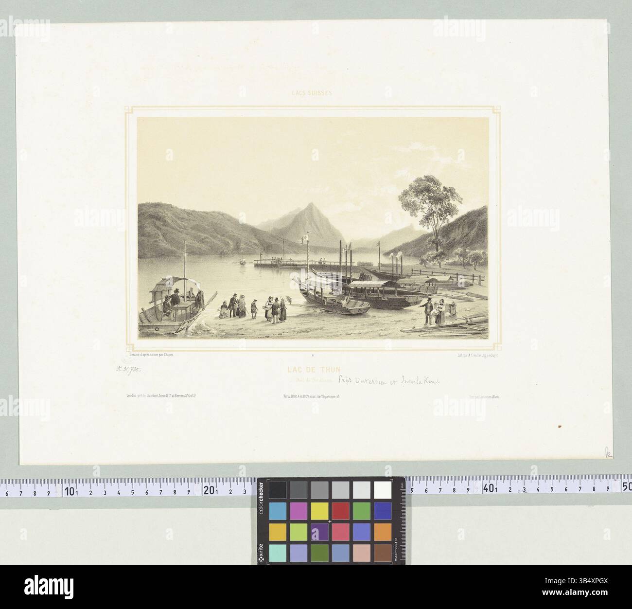 Questa litografia di Nicolas-Marie-Joseph Chapuy e Adolphe Jean-Baptiste Bayot cattura una vista del lago Thun e dell'area portuale di Neuhaus. L'opera, creata tra il 1845 e il 1846, rappresenta una vivida rappresentazione dei paesaggi svizzeri. Foto Stock