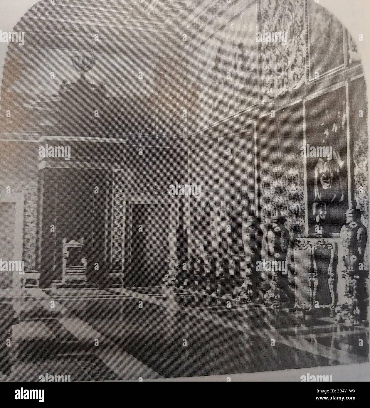La sala del Trono Papale presso il Palazzo del Quirinale, costruita nel XVI secolo, è un grande spazio progettato per cerimonie papali e funzioni ufficiali. Situato a Roma, presenta elaborate decorazioni e opere d'arte, che riflettono il potere e il prestigio del papato durante il suo tempo. Foto Stock