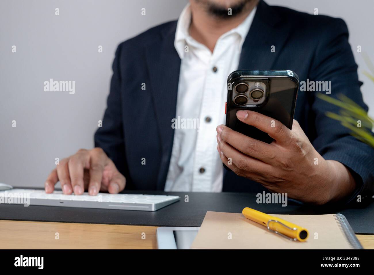 Immagine ritagliata di un uomo d'affari con uno smartphone Foto Stock