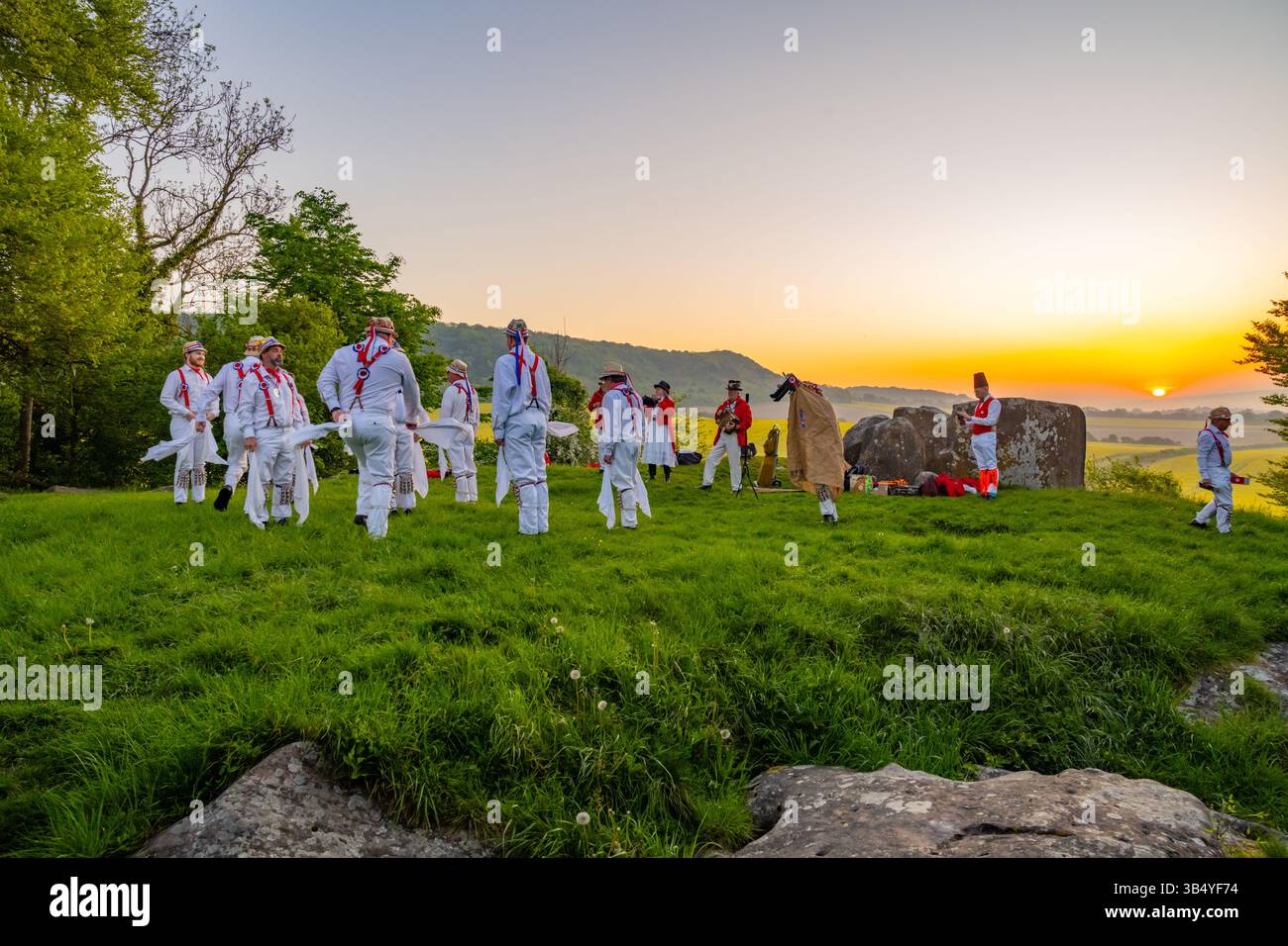 Ballerini Morris ballano a Coldrum Long barrow vicino a Trottiscliffe all'alba del 1 maggio 2025 Foto Stock