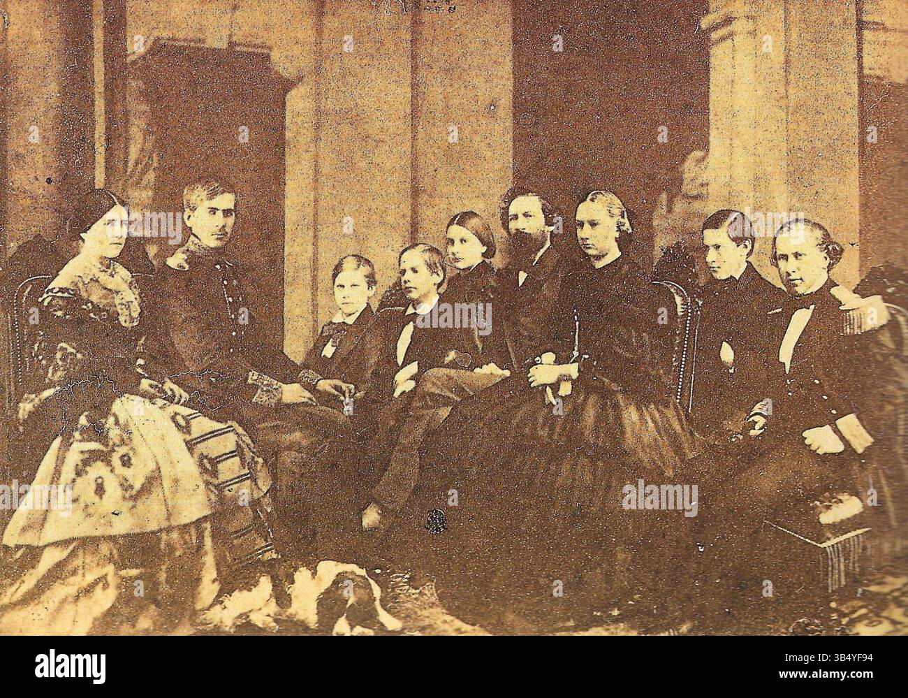 Una fotografia della famiglia reale portoghese intorno al 1859, ospitata nella Biblioteca da Ajuda, Lisbona. La famiglia comprende la regina Estefânia, il re Pietro V e vari figli reali. L'immagine funge da rappresentazione storica della monarchia portoghese a metà del XIX secolo. Foto Stock