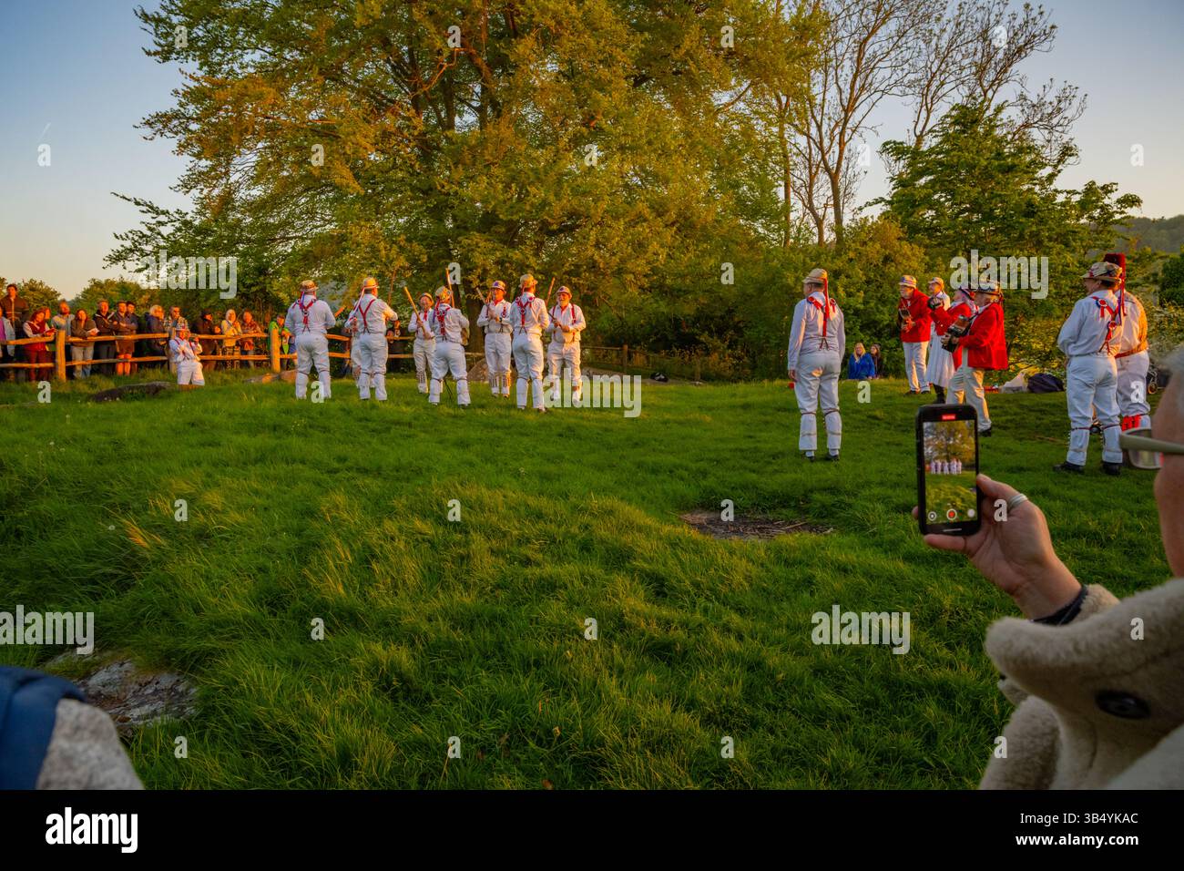 Ballerini Morris ballano a Coldrum Long barrow vicino a Trottiscliffe all'alba del 1 maggio 2025 Foto Stock