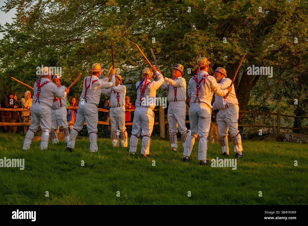 Ballerini Morris ballano a Coldrum Long barrow vicino a Trottiscliffe all'alba del 1 maggio 2025 Foto Stock