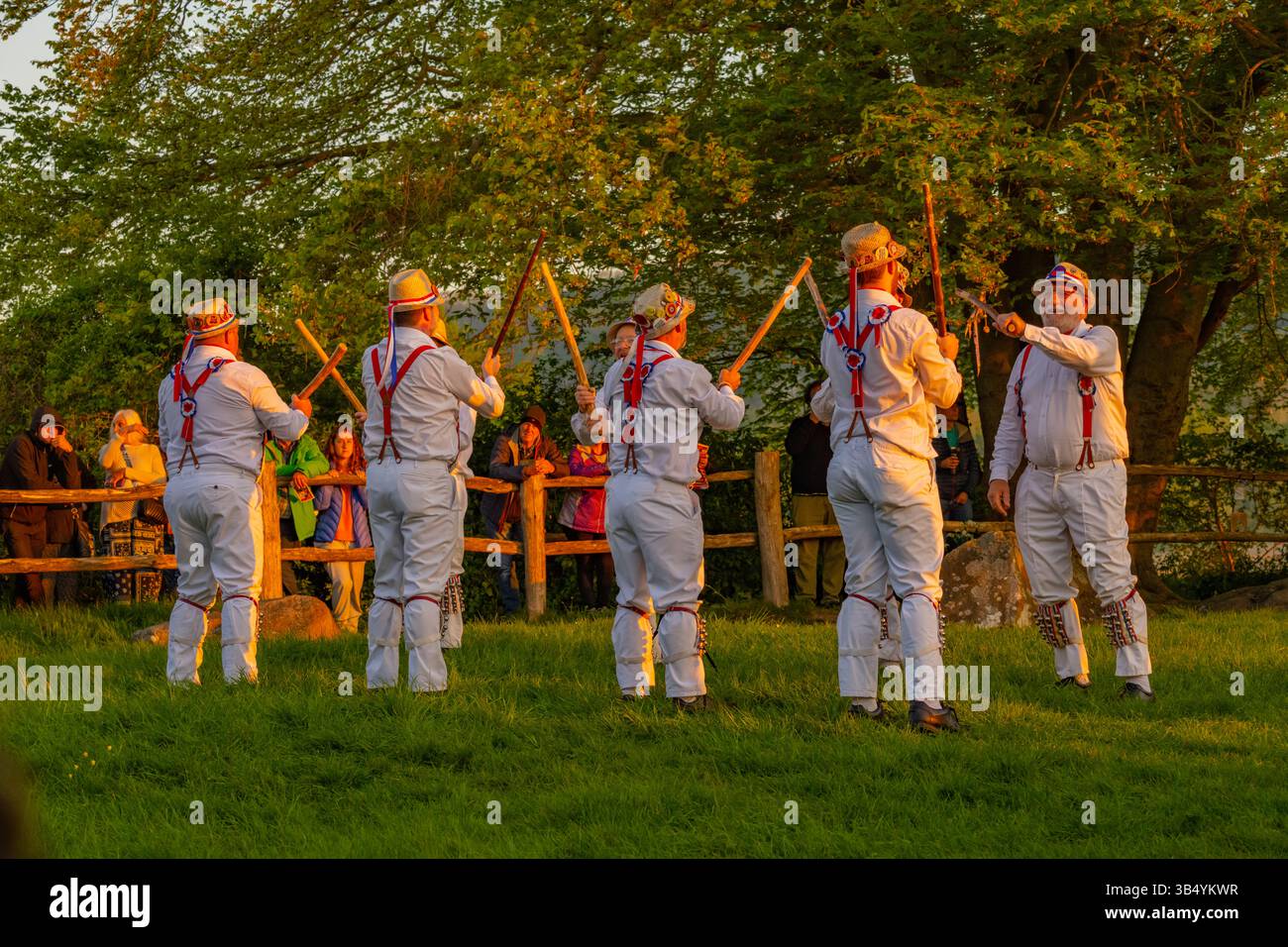 Ballerini Morris ballano a Coldrum Long barrow vicino a Trottiscliffe all'alba del 1 maggio 2025 Foto Stock