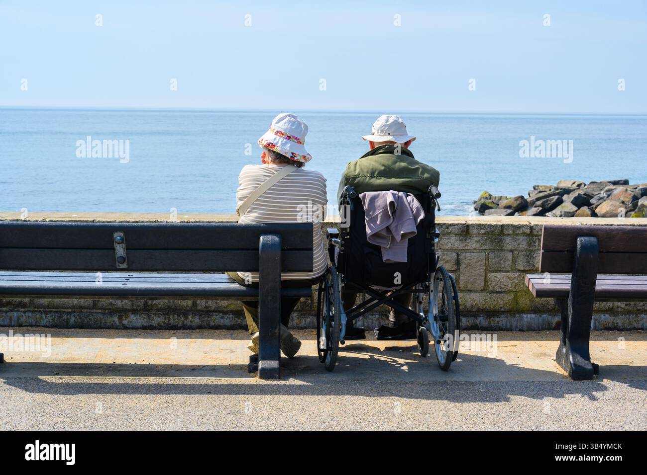 West Bay, Bridport, Dorset, Regno Unito. 1 maggio 2025. Meteo nel Regno Unito: La gente era fuori e si stava godendo il sole caldo nella località balneare di West Bay prima della festività di inizio maggio. Crediti: Celia McMahon/Alamy Live News Foto Stock