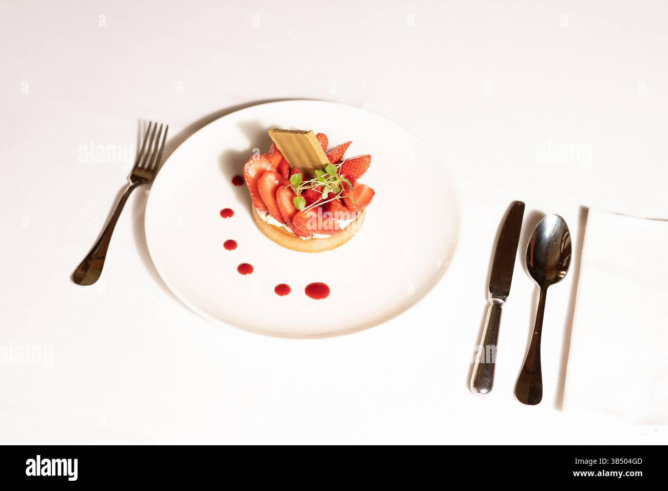 Elegante crostata di fragole: Dessert gourmet con cioccolato e salsa rossa Foto Stock