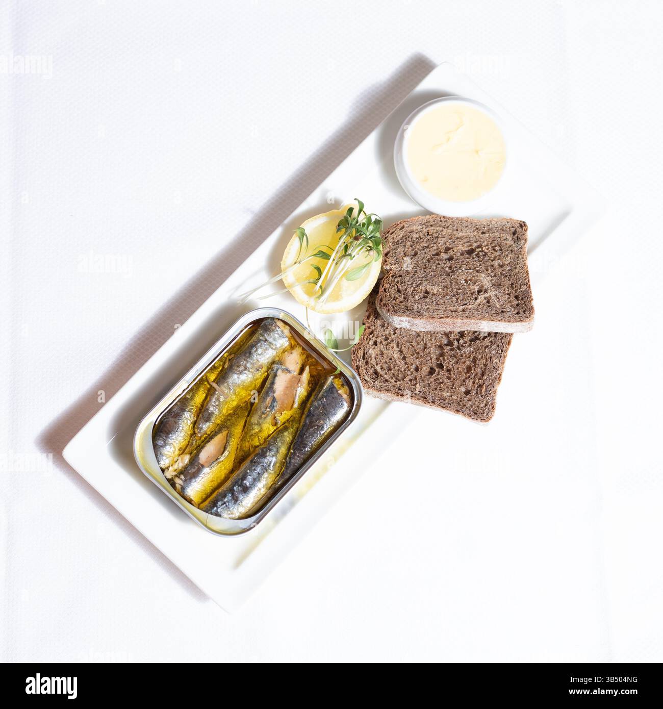 Sardine gourmet e pane rustico: Cucina raffinata, specialità di pesce artigianali ed elegante stile gastronomico Foto Stock