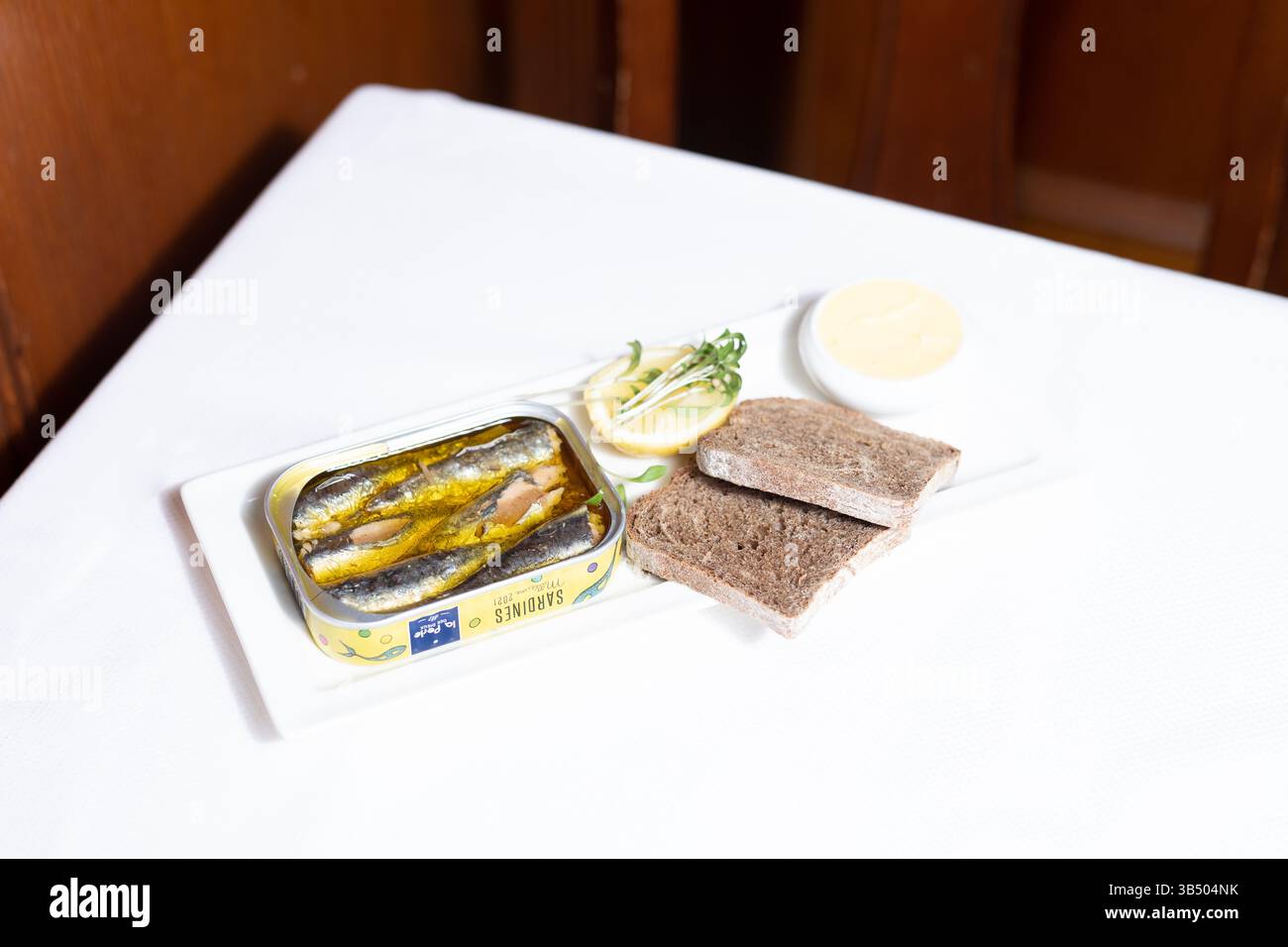 Sardine gourmet e pane rustico: Cucina raffinata, specialità di pesce artigianali ed elegante stile gastronomico Foto Stock