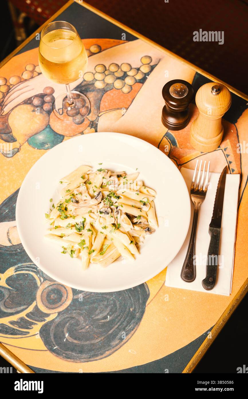 Cremosa penne Pasta e vino bianco - tavolo da pranzo artistico Foto Stock