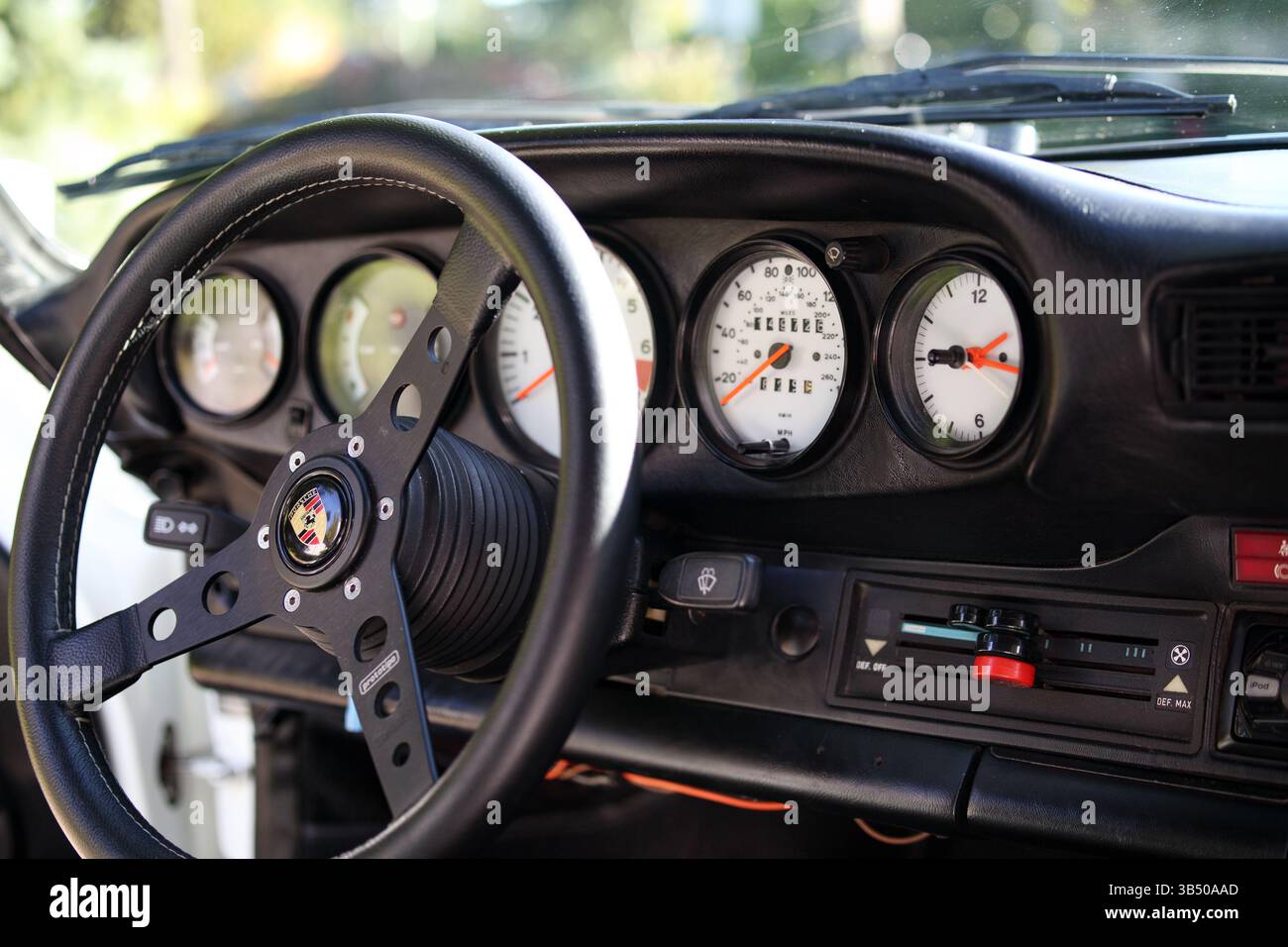 Interni Porsche 911 SC vintage con cruscotto e strumenti sfocati sul volante. Cicatrice sportiva classica prodotta in Germania dal 1978 al 1983. Vanc Foto Stock