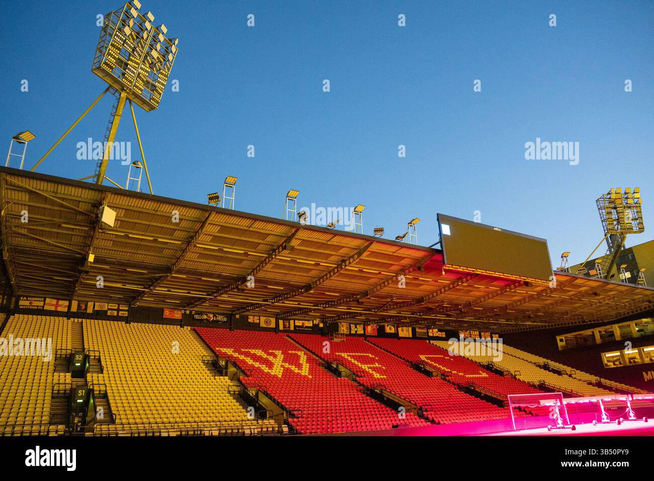 Il Rookery Stand (vuoto) allo stadio Watford FC Vicarage Road in serata sotto il cielo blu Foto Stock