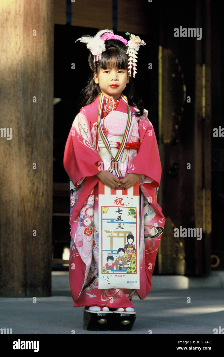 Giappone. Kyoto. Bambina con kimono tradizionale e scarpe bult. Foto Stock