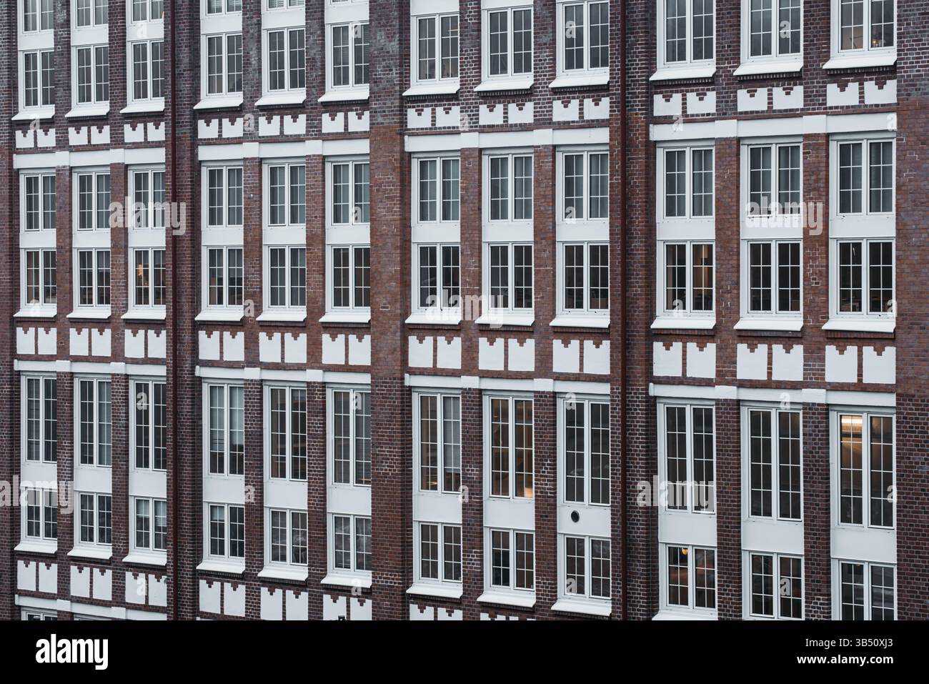 I dettagli intricati di un edificio storico in Svezia evidenziano la bellezza dell'architettura tradizionale. La facciata presenta numerose finestre classiche Foto Stock