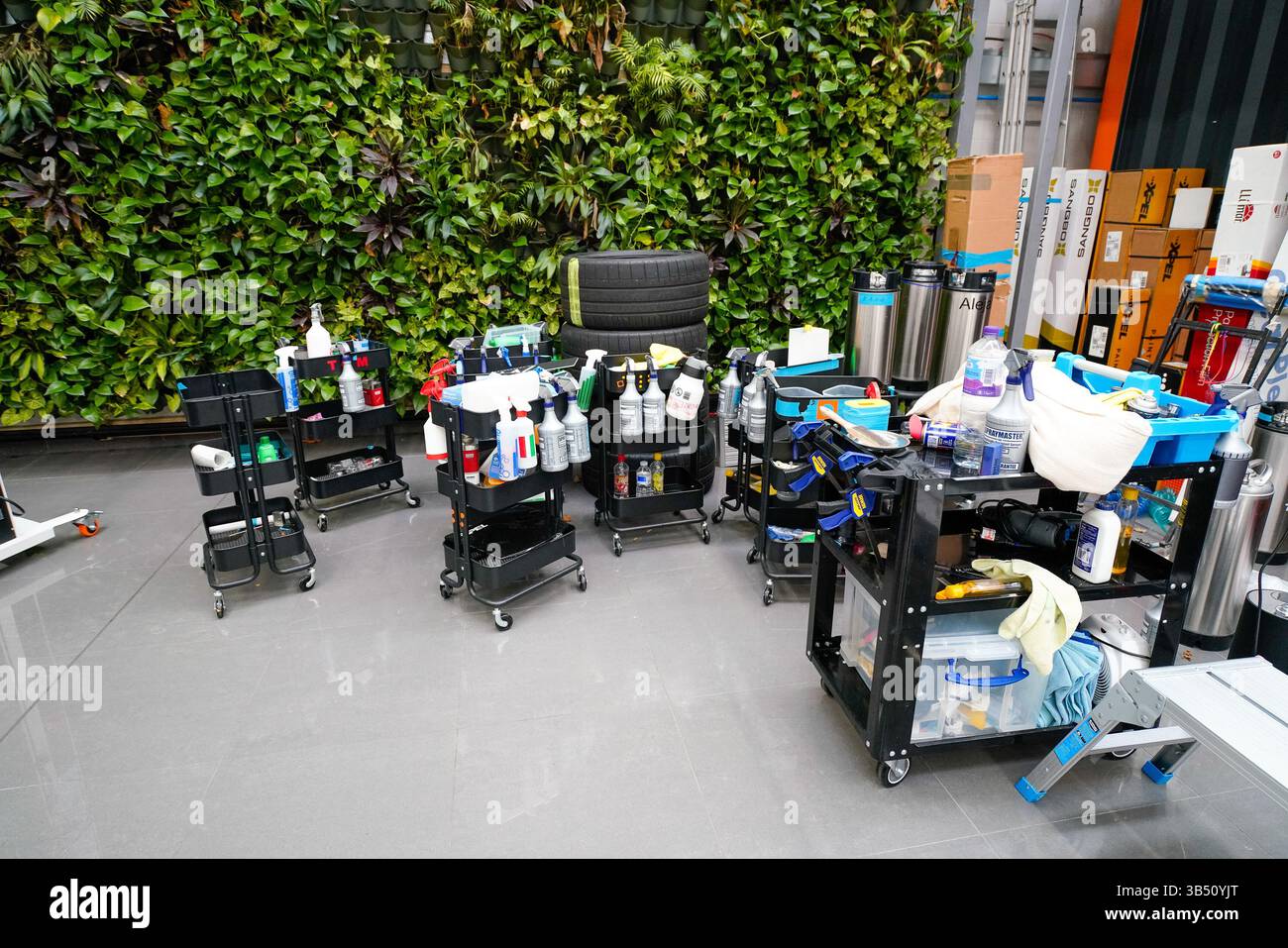 Tutto il kit necessario per i dettagli della vettura e per l'applicazione della pelle protettiva Foto Stock