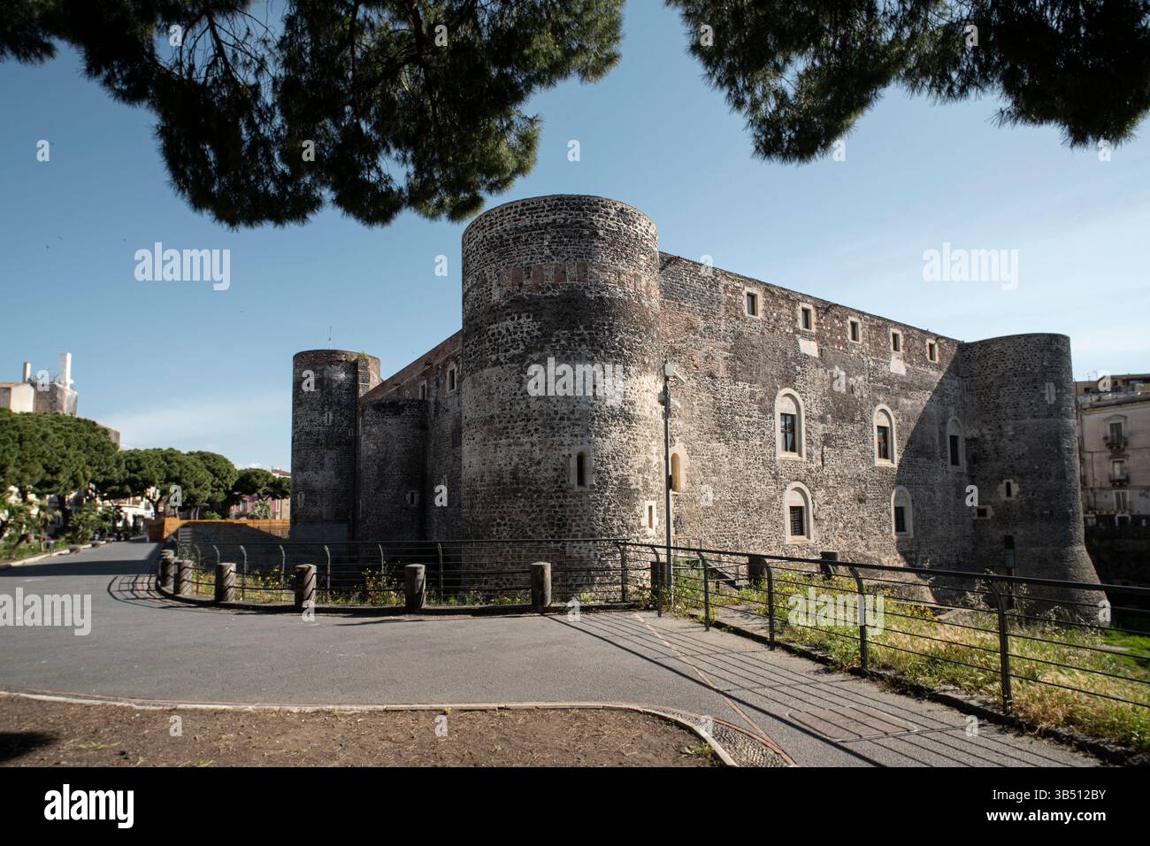 Storico Castello Ursino a Catania, Sicilia, catturato in una giornata di sole con cielo limpido e architettura medievale circondato dal verde Foto Stock