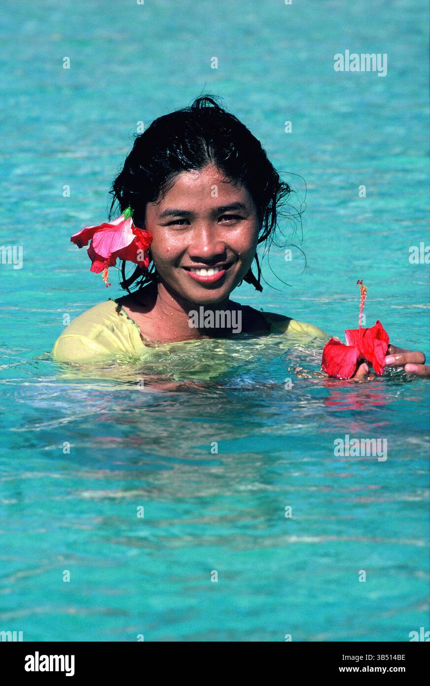 Filippine. Giovane donna filippina nel mare. Foto Stock