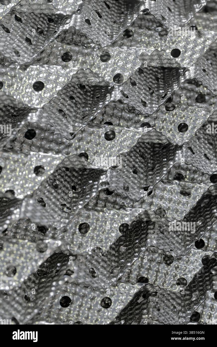 Filtro in acciaio o griglia di separazione dei liquidi, primo piano, messa a fuoco selettiva, sfondo industriale astratto Foto Stock