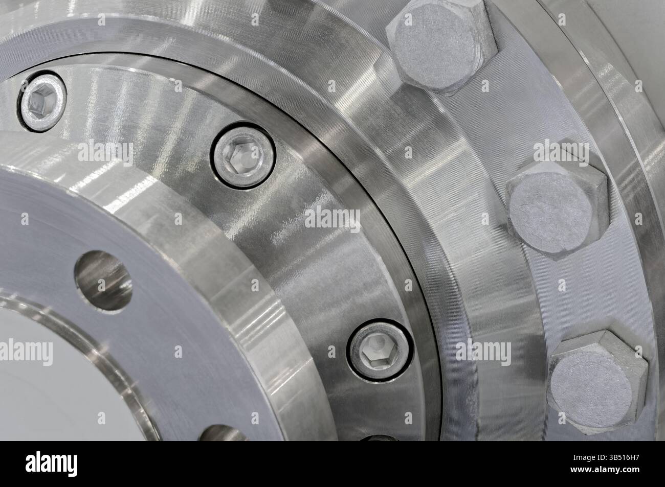 Varie parti di apparecchiature ad alta pressione: Tubi in acciaio inox, flange e tappi, primo piano, background industriale astratto Foto Stock