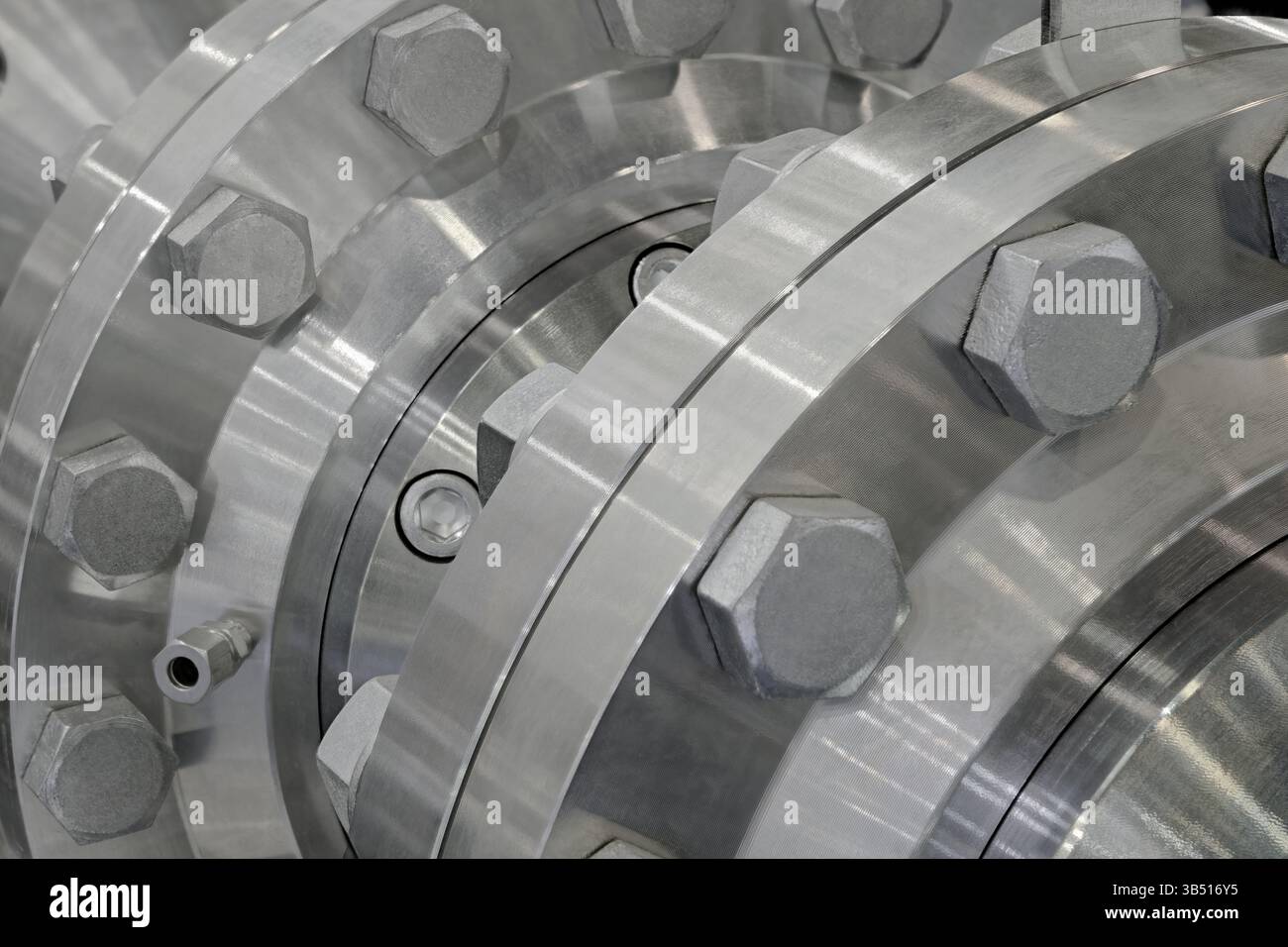 Varie parti di apparecchiature ad alta pressione: Tubi in acciaio inox, flange e tappi, primo piano, background industriale astratto Foto Stock