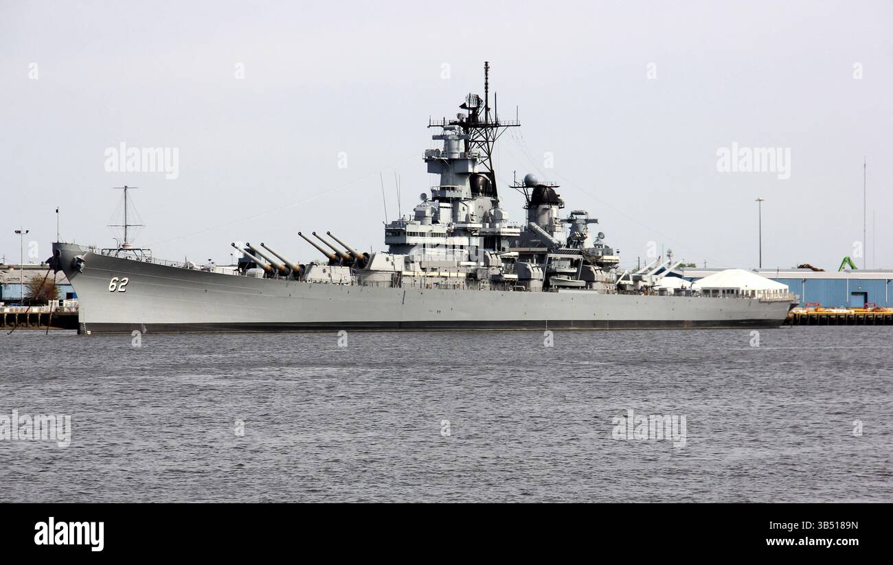 Nave da guerra USS New Jersey sul lungomare di Camden, New Jersey, vista sul fiume Delaware, Philadelphia, Pennsylvania, Stati Uniti Foto Stock