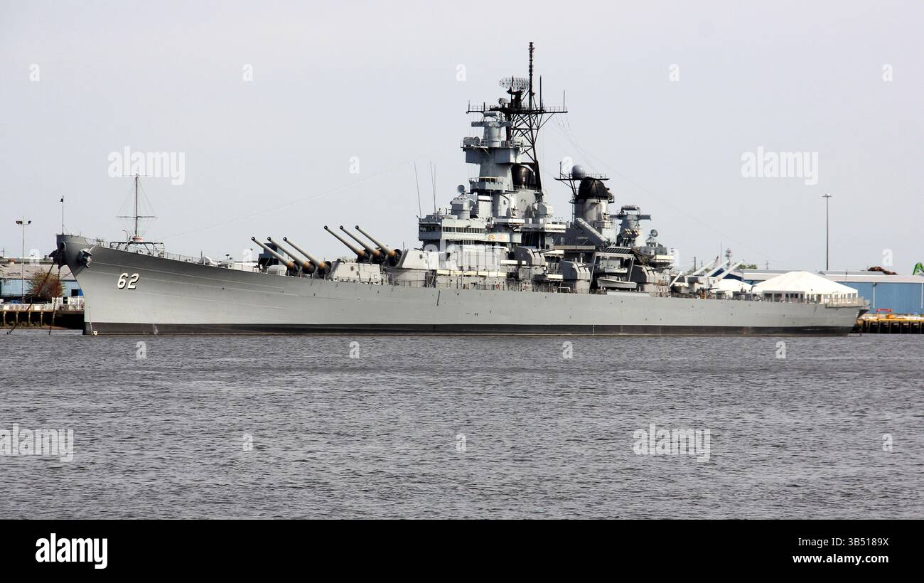Nave da guerra USS New Jersey sul lungomare di Camden, New Jersey, vista sul fiume Delaware, Philadelphia, Pennsylvania, Stati Uniti Foto Stock