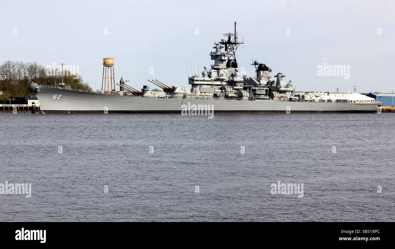Nave da guerra USS New Jersey sul lungomare di Camden, New Jersey, vista sul fiume Delaware, Philadelphia, Pennsylvania, Stati Uniti Foto Stock