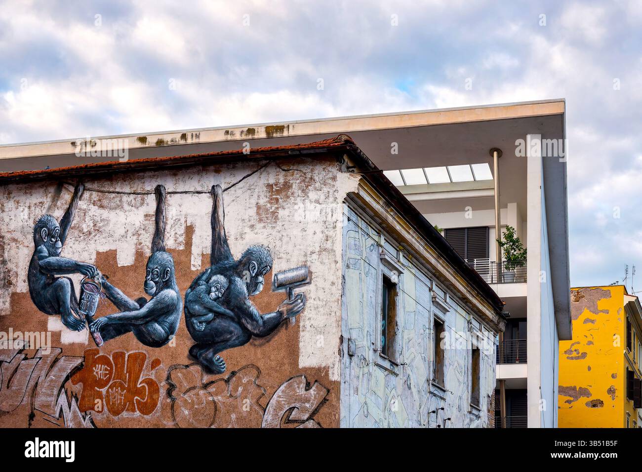 Murale di scimmie stilizzate sul lato del centro sociale occupato Alexis a Roma, Italia, dipinto nel 2015. Foto Stock