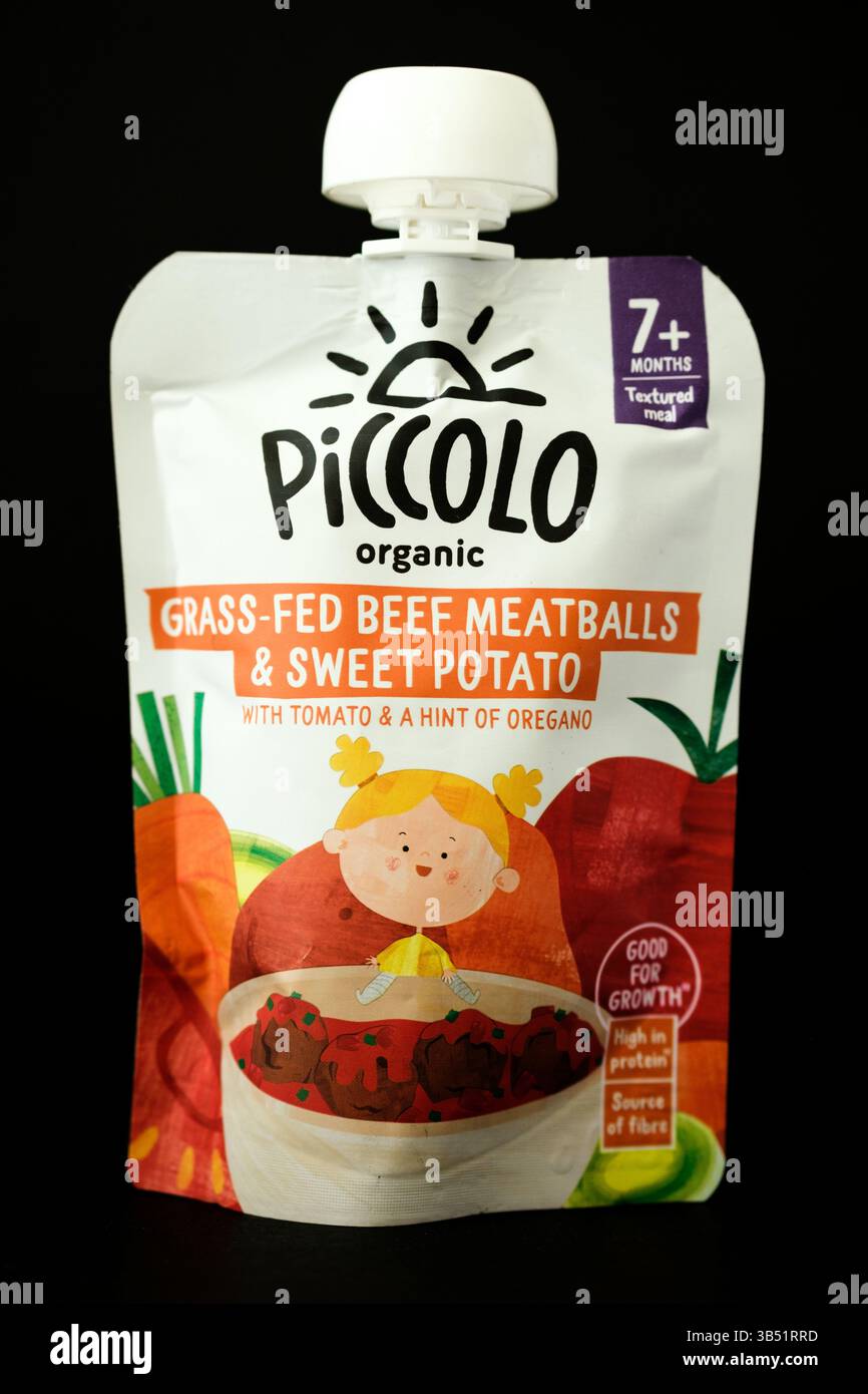 Londra Regno Unito, 01 maggio 2025, piccolo Organic Beef Meatballs and Sweet Potato Baby Food Pouch Foto Stock