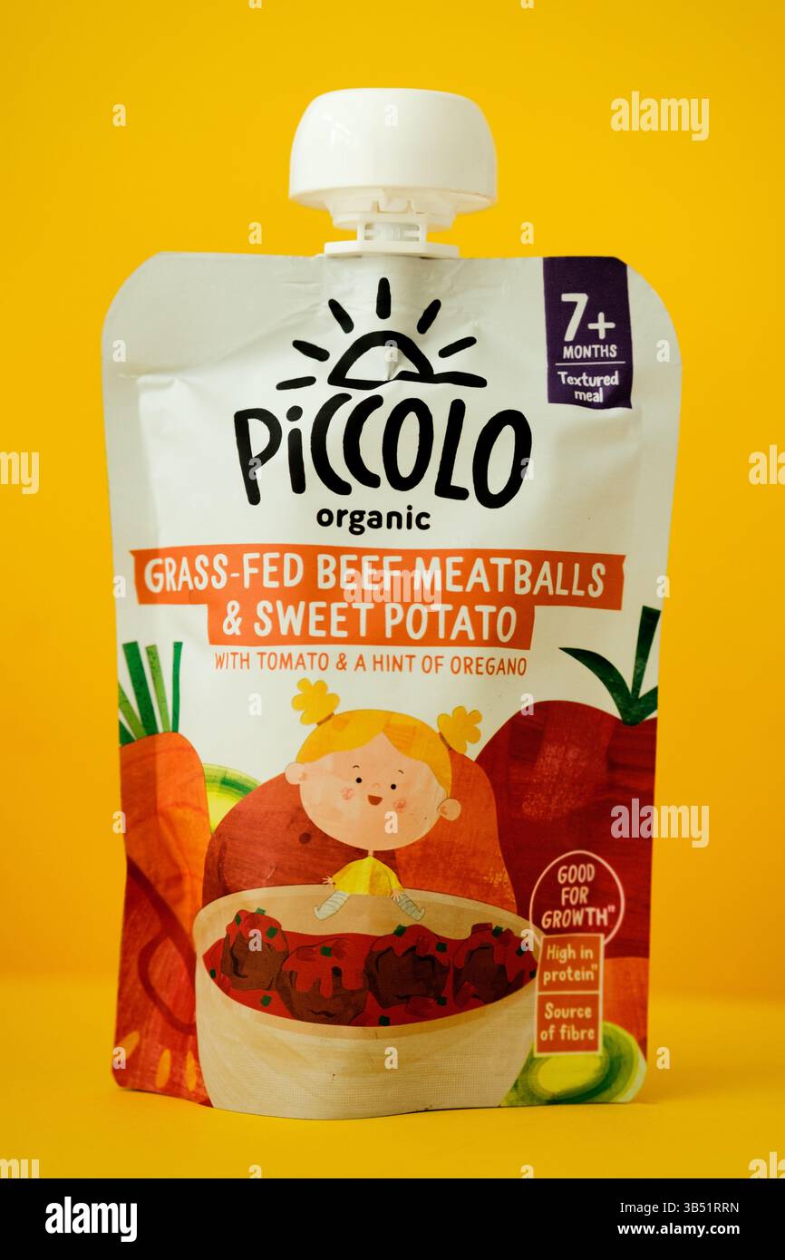 Londra Regno Unito, 01 maggio 2025, piccolo Organic Beef Meatballs and Sweet Potato Baby Food Pouch Foto Stock