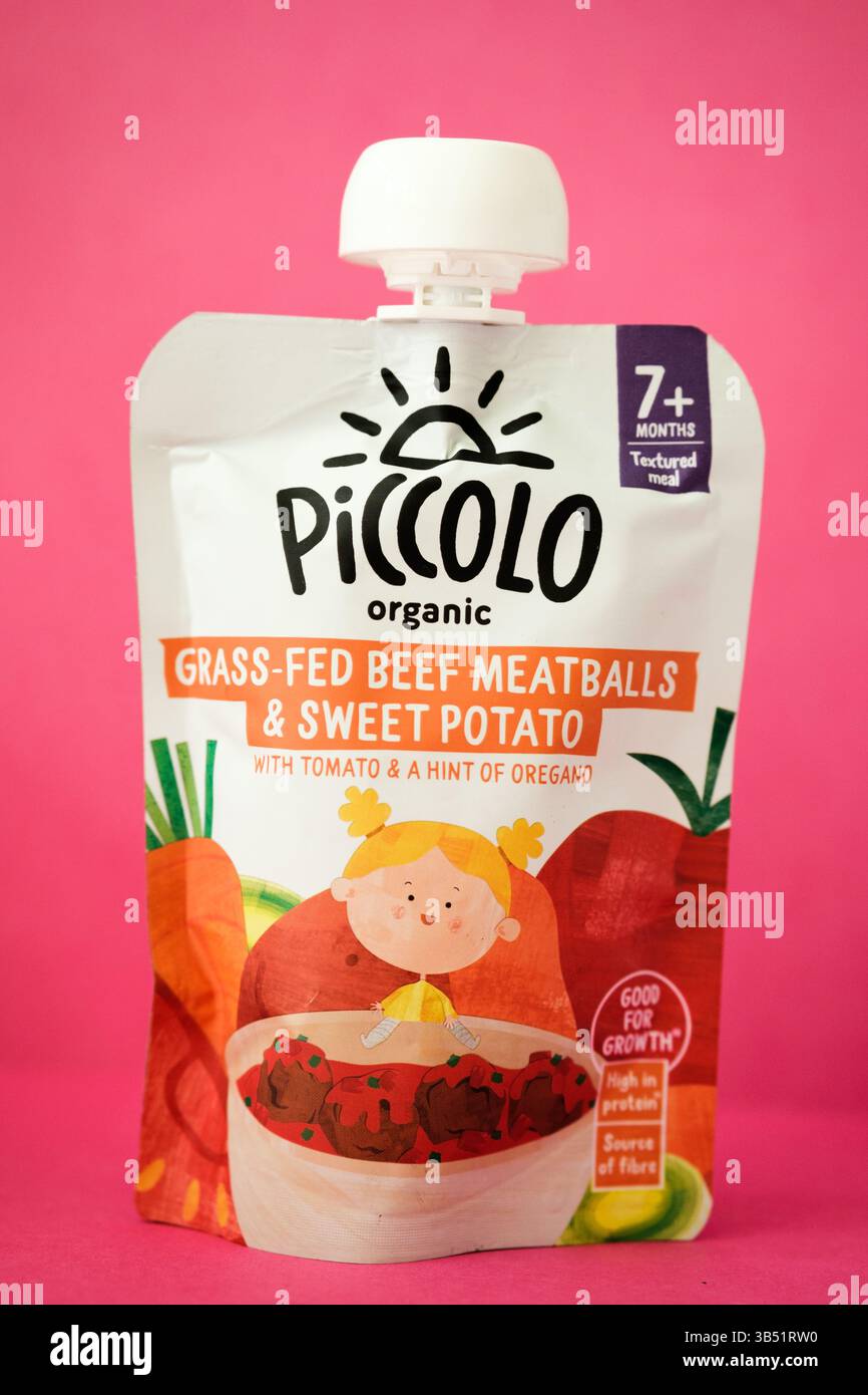 Londra Regno Unito, 01 maggio 2025, piccolo Organic Beef Meatballs and Sweet Potato Baby Food Pouch Foto Stock