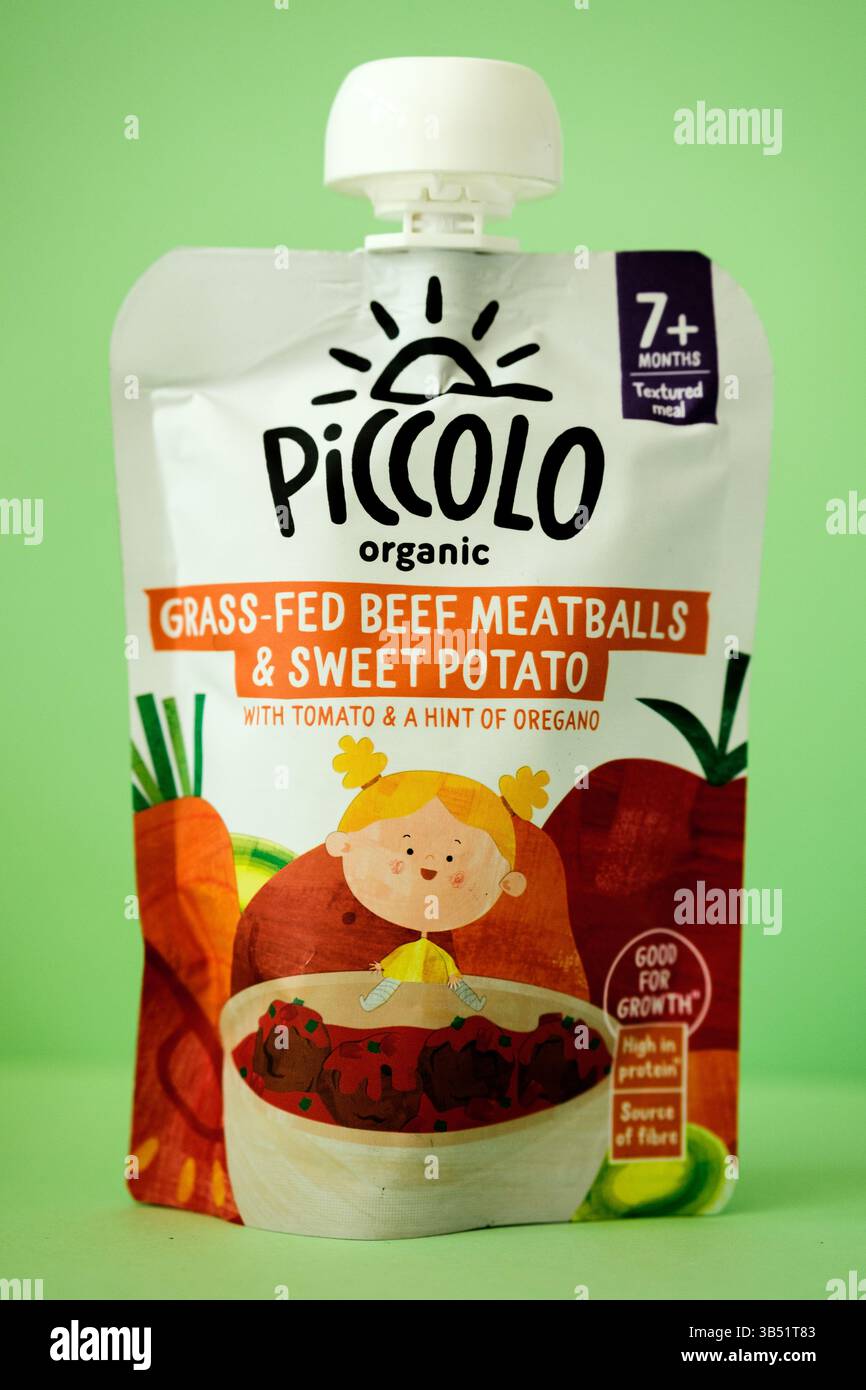 Londra Regno Unito, 01 maggio 2025, piccolo Organic Beef Meatballs and Sweet Potato Baby Food Pouch Foto Stock