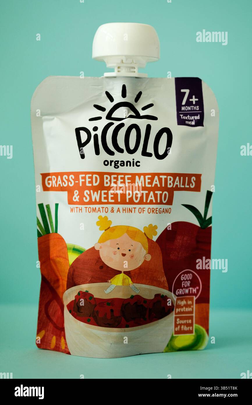 Londra Regno Unito, 01 maggio 2025, piccolo Organic Beef Meatballs and Sweet Potato Baby Food Pouch Foto Stock