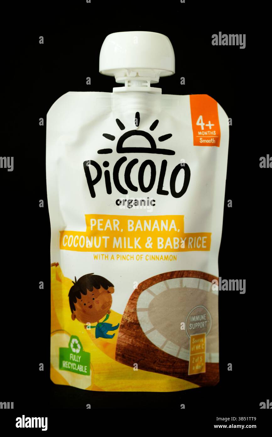 Londra Regno Unito, 01 maggio 2025, piccolo Organic Pear Banana latte di cocco e riso Baby Food Pouch Foto Stock