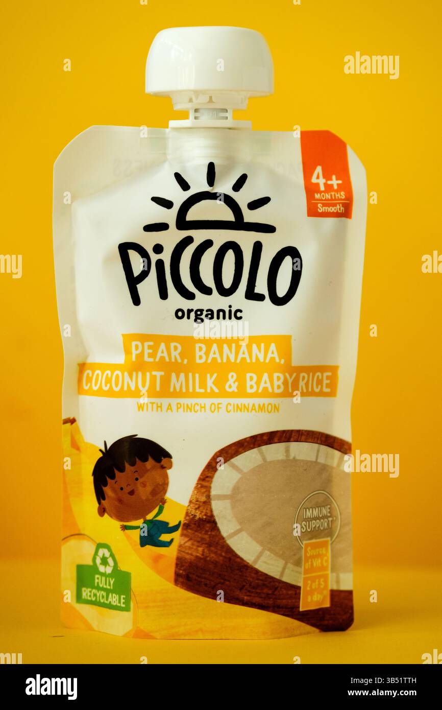 Londra Regno Unito, 01 maggio 2025, piccolo Organic Pear Banana latte di cocco e riso Baby Food Pouch Foto Stock