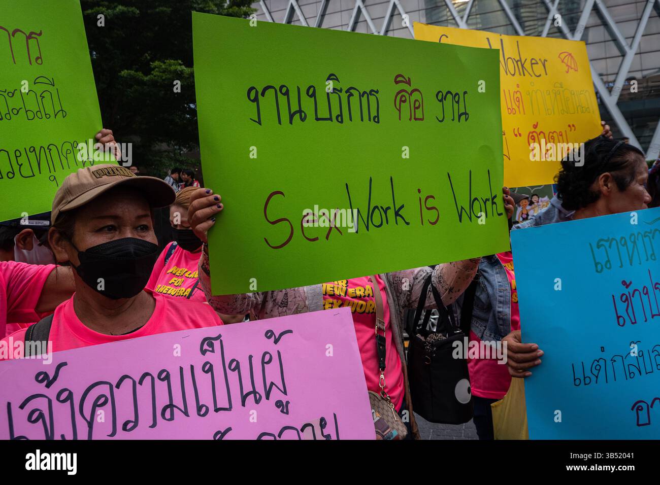 Bangkok, Thailandia. 1° maggio 2025. I manifestanti tengono cartelli che esprimono le loro opinioni durante la marcia per celebrare la giornata internazionale del lavoro. I lavoratori thailandesi e del Myanmar hanno marciato insieme nel centro di Bangkok per celebrare la giornata internazionale del lavoro e per chiedere i diritti dei lavoratori e protestare contro il governo militare del Myanmar. Credito: SOPA Images Limited/Alamy Live News Foto Stock
