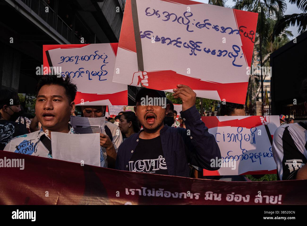 Bangkok, Thailandia. 1° maggio 2025. I manifestanti tengono cartelli che esprimono le loro opinioni durante la marcia per celebrare la giornata internazionale del lavoro. I lavoratori thailandesi e del Myanmar hanno marciato insieme nel centro di Bangkok per celebrare la giornata internazionale del lavoro e per chiedere i diritti dei lavoratori e protestare contro il governo militare del Myanmar. Credito: SOPA Images Limited/Alamy Live News Foto Stock