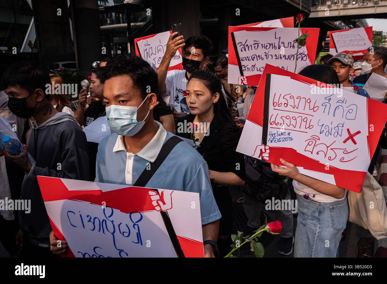 Bangkok, Thailandia. 1° maggio 2025. I manifestanti tengono cartelli che esprimono le loro opinioni durante la marcia per celebrare la giornata internazionale del lavoro. I lavoratori thailandesi e del Myanmar hanno marciato insieme nel centro di Bangkok per celebrare la giornata internazionale del lavoro e per chiedere i diritti dei lavoratori e protestare contro il governo militare del Myanmar. Credito: SOPA Images Limited/Alamy Live News Foto Stock
