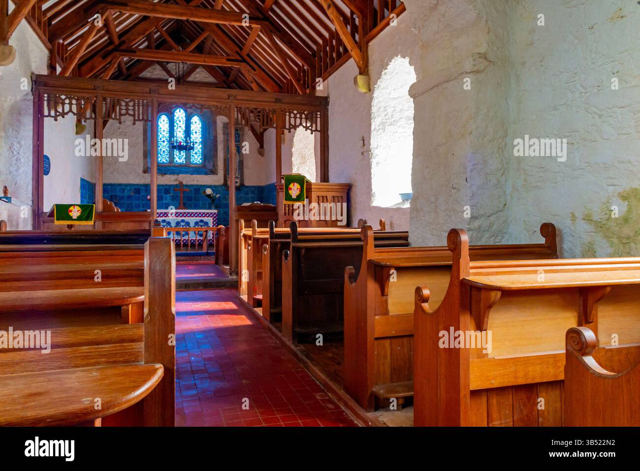 L'interno di Eglwys Llanbadrig o Chiesa di San Patrizio vicino a Cemaes Anglesey fondata da San Patrizio nel 440 d.C. ed è la più antica chiesa del Galles. Foto Stock