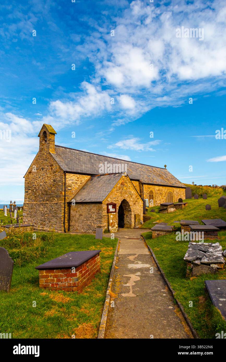 Eglwys Llanbadrig o Chiesa di San Patrizio vicino a Cemaes Anglesey fondata da San Patrizio nel 440 d.C. ed è la chiesa più antica del Galles. Foto Stock