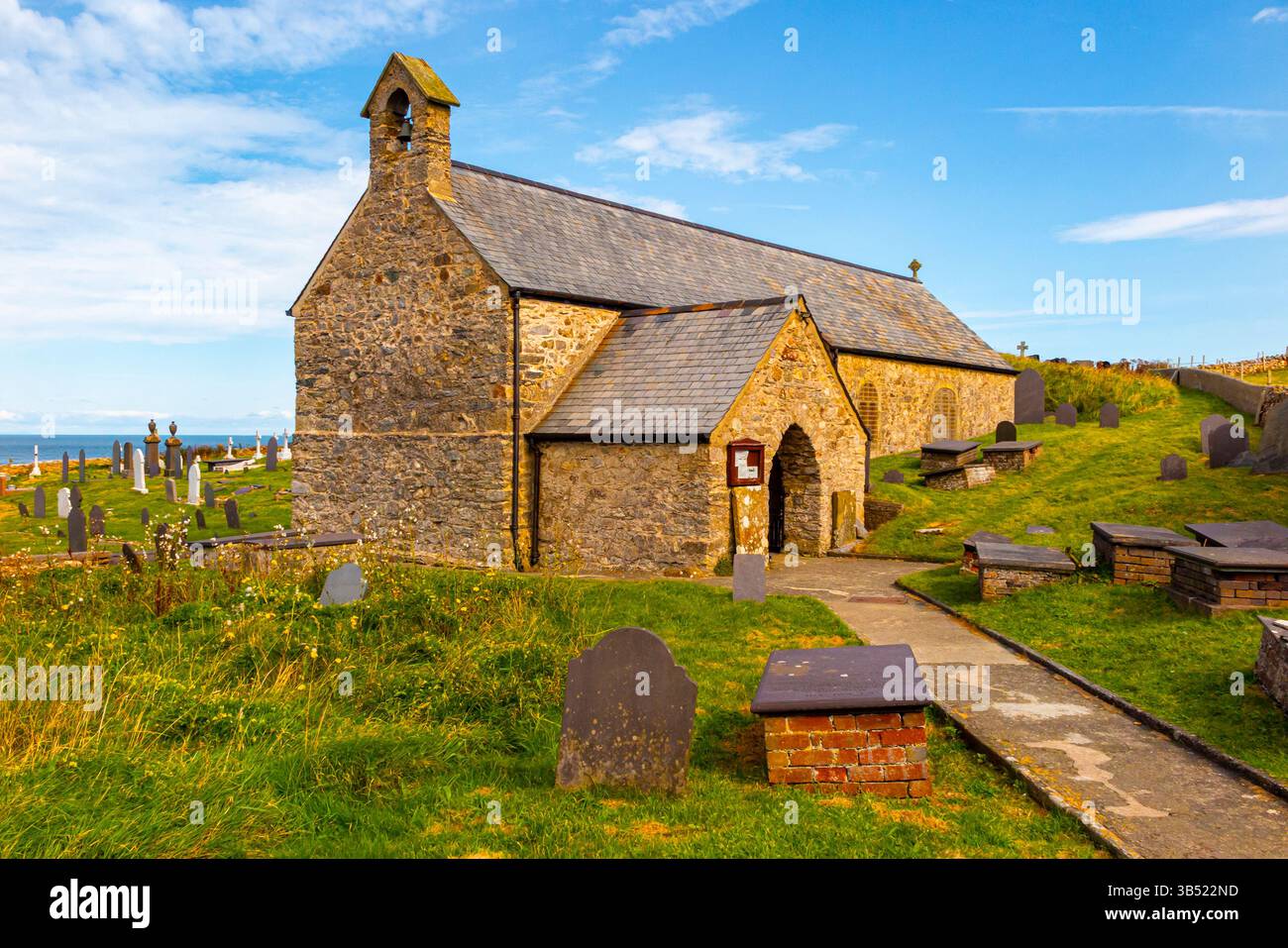 Eglwys Llanbadrig o Chiesa di San Patrizio vicino a Cemaes Anglesey fondata da San Patrizio nel 440 d.C. ed è la chiesa più antica del Galles. Foto Stock