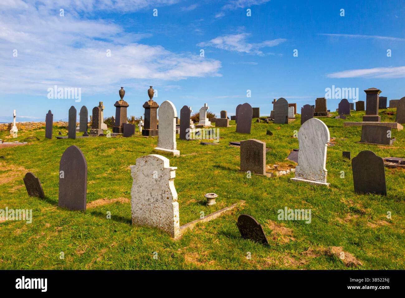 Cimitero di Eglwys Llanbadrig o Chiesa di San Patrizio vicino a Cemaes Anglesey fondata da San Patrizio nel 440 d.C. la chiesa più antica del Galles. Foto Stock