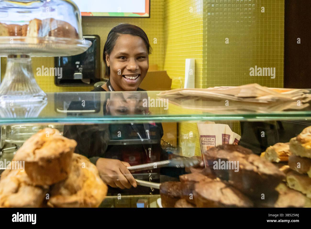 Detroit, Michigan - Un giovane lavoratore esegue gli ordini al Plum Market dell'aeroporto Metro di Detroit. Foto Stock