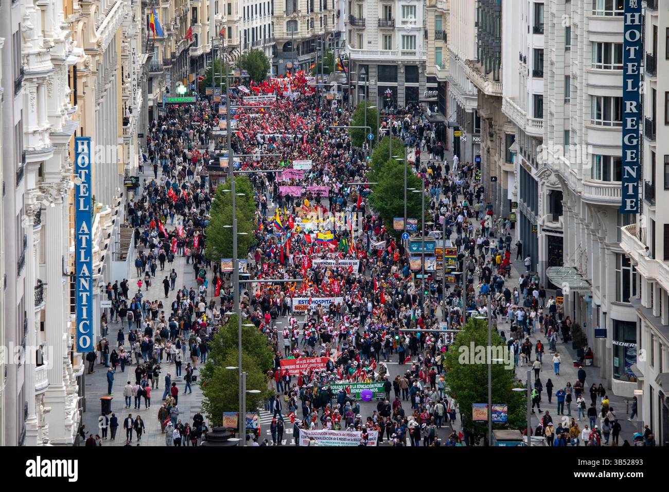 Madrid, Spagna. 1° maggio 2025. Madrid, Spagna. 1 maggio 2025. Centinaia di persone protestano lungo la Gran via di Madrid durante una manifestazione commemorativa del 1° maggio, giornata internazionale dei lavoratori, organizzata a Madrid dai sindacati UGT (Unione generale dei lavoratori) e CCOO (Confederazione sindacale delle commissioni dei lavoratori). Crediti: D. Canales Carvajal/Alamy Live News Foto Stock