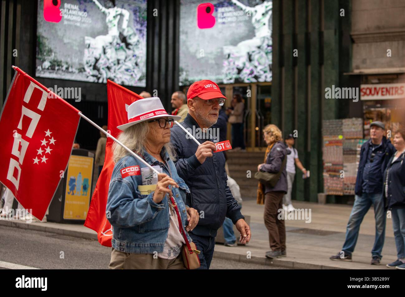 Madrid, Spagna. 1° maggio 2025. Madrid, Spagna. 1° maggio 2025.diverse persone portano bandiera dell'unione in occasione di una manifestazione a Madrid durante una manifestazione commemorativa del 1° maggio, giornata internazionale dei lavoratori, organizzata a Madrid dai sindacati UGT (Unione generale dei lavoratori) e CCOO (Confederazione sindacale delle commissioni dei lavoratori). Crediti: D. Canales Carvajal/Alamy Live News Foto Stock