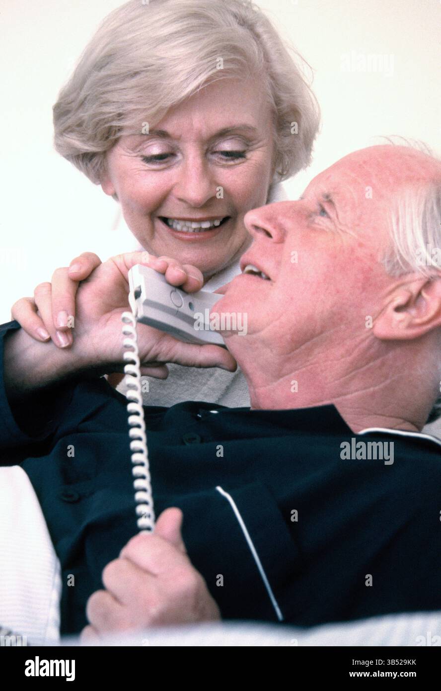 Primo piano di una vecchia coppia al telefono. Foto Stock