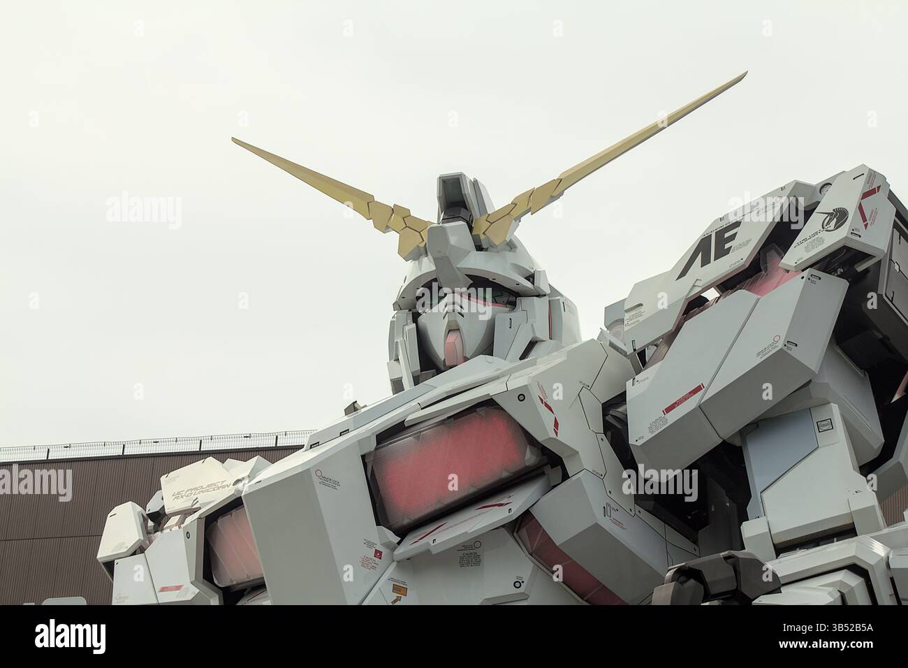 ODAIBA, TOKYO, GIAPPONE - 8 luglio 2023: "La statua a grandezza naturale dell'unicorno Gundam", un robot apparso in un anime giapponese titolo Mobile Suit Gundam Unicorn. Foto Stock