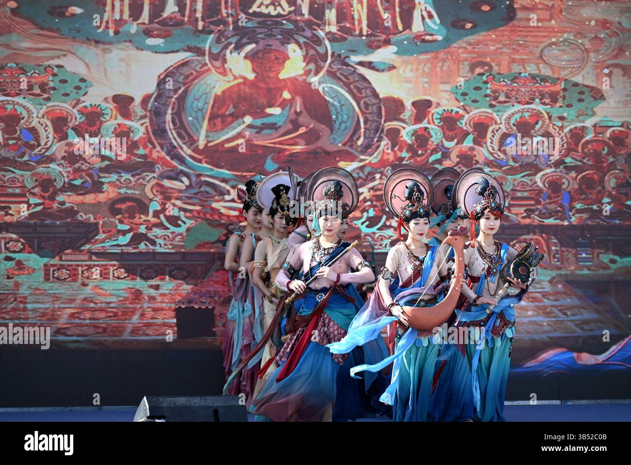 (250501) -- DUNHUANG, 1 maggio 2025 (Xinhua) -- gli artisti ballano alla cerimonia di apertura delle rovine di Xuanquanzhi a Dunhuang, nella provincia di Gansu, nella Cina nord-occidentale, 29 aprile 2025. Due importanti siti archeologici lungo l'antica via della seta sono stati aperti al pubblico nella Cina nord-occidentale il giovedì, il primo giorno delle vacanze di maggio, offrendo nuove scelte ai viaggiatori desiderosi di esplorare gli scambi tra civiltà orientale e occidentale oltre un millennio fa. PER ANDARE CON "China Focus: Siti millenari sulla via della seta aperti in Cina, offrono un ingresso alla storia" (foto di Zhang Xiaoliang/Xinhua) Foto Stock